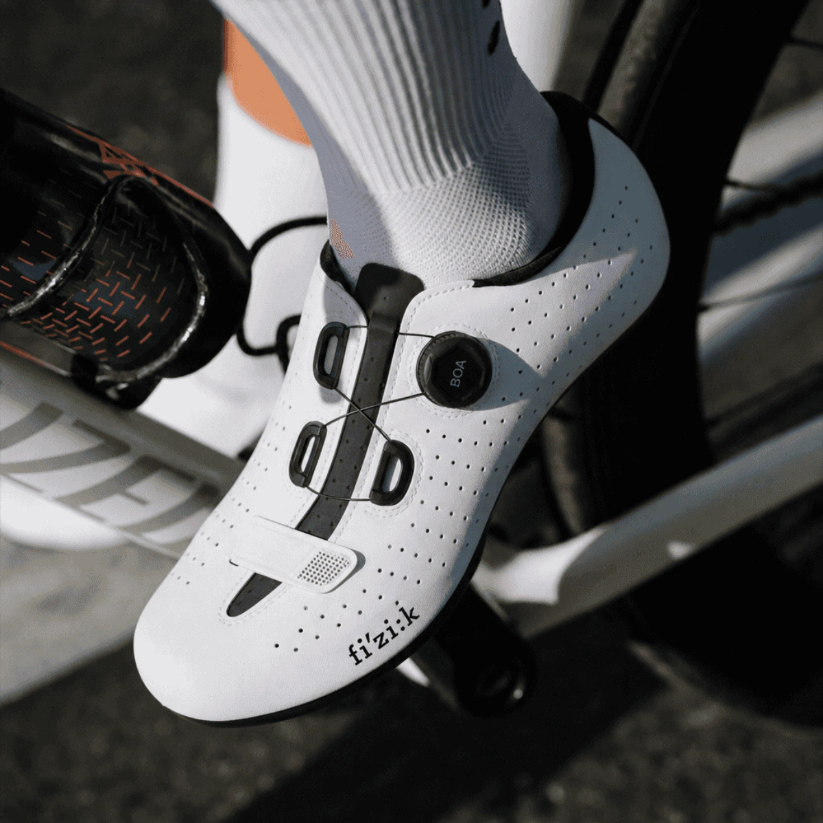 SAPATILHA FIZIK TEMPO R5 OVERCURVE BRANCA COM PRETO